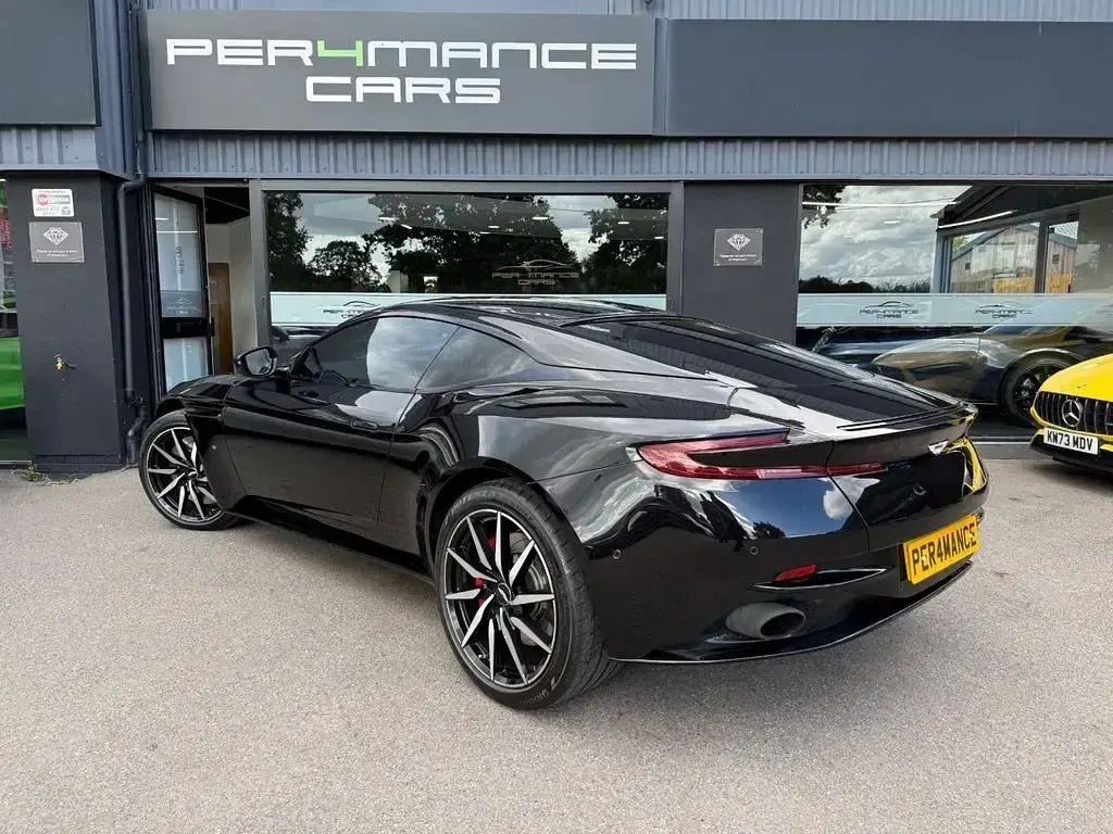 Usado Aston Martin DB11 608 CV (447 kW) 2017 Negro Coupe
