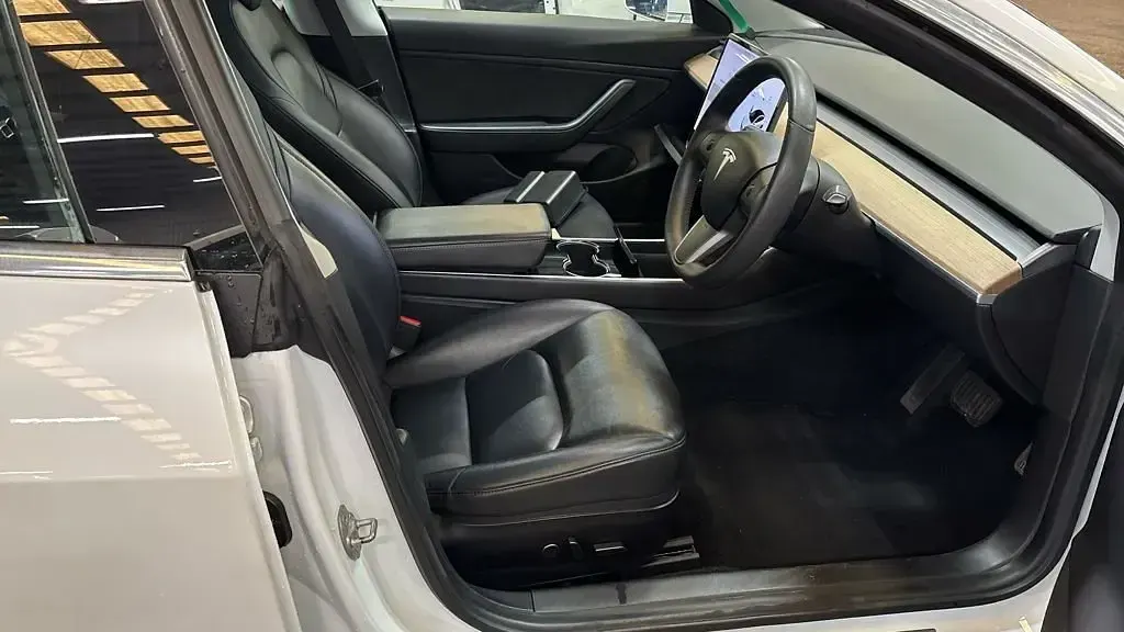 Used Tesla Model 3 Standard Range Plus 180 kW (245 HP) 2020 White Sedan