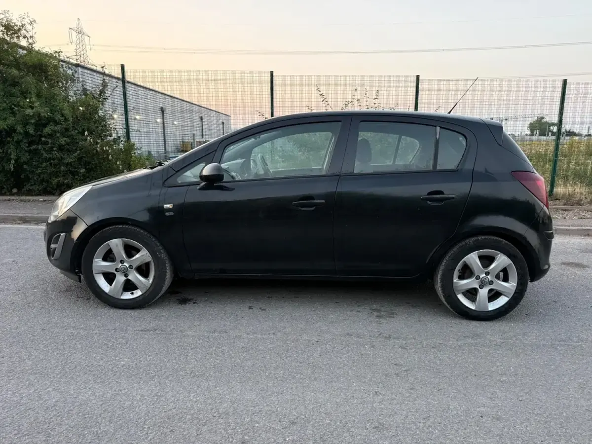 Used Vauxhall Corsa 100 HP (73 kW) 2013 Black Hatchback
