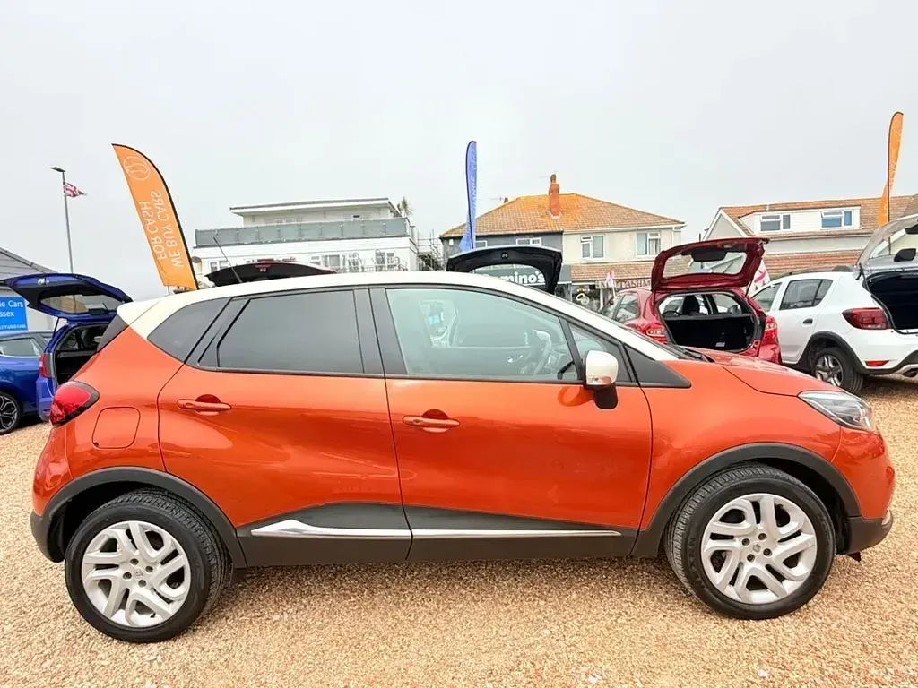 Used Renault Captur Dynamique 90 HP (66 kW) 2016 Orange SUV
