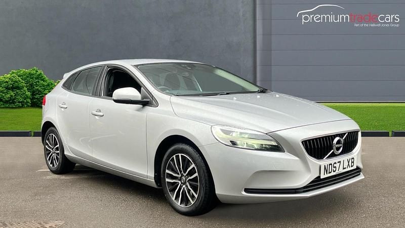 Used Volvo V40 Momentum 152 HP (111 kW) 2018 Silver Hatchback