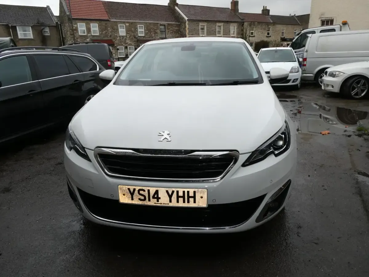 Usado Peugeot 308 Allure 130 CV (95 kW) 2014 Blanco Utilitario