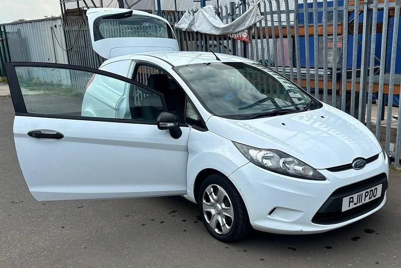 Usado Ford Fiesta 70 HP (51 kW) 2011 Branco Van