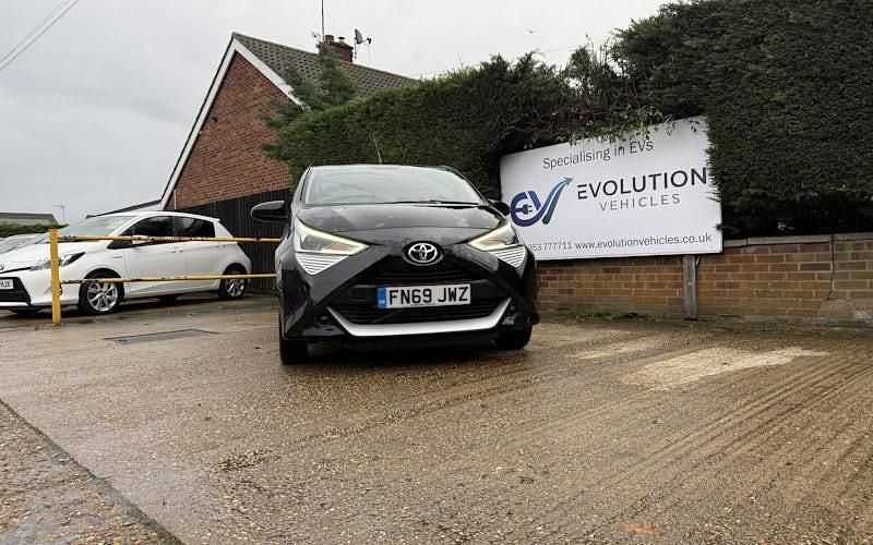 Used Toyota Aygo X-play 72 HP (52 kW) 2019 Black Hatchback