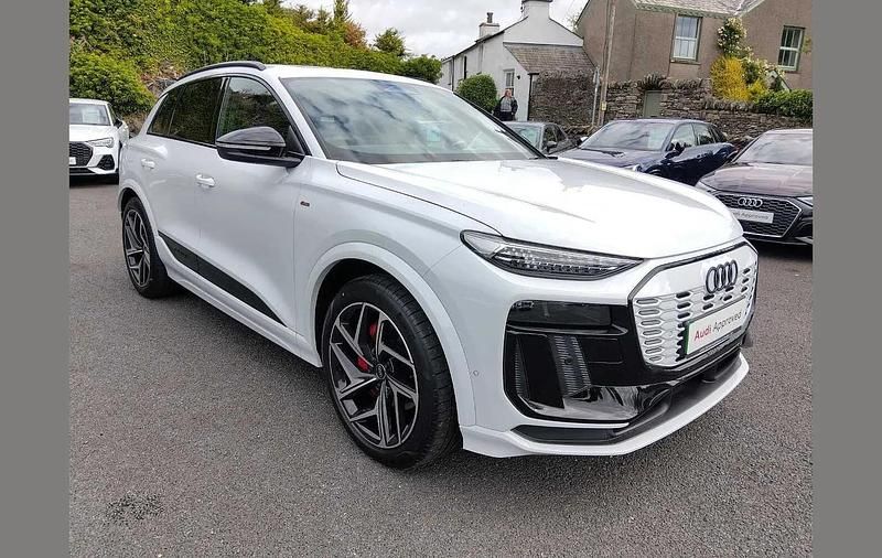 White Used 2025 Audi Q6 e-tron Advanced SUV | £57,995 (Super price) - Image 1/4