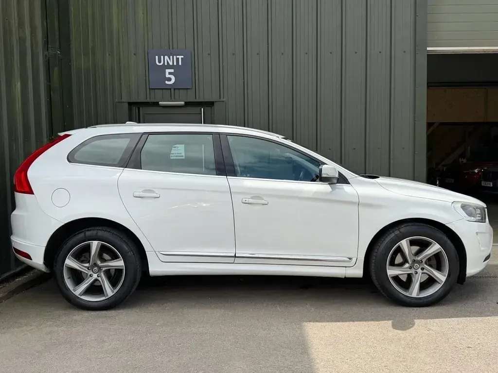 Used Volvo XC60 SE Lux 215 HP (158 kW) 2014 White SUV