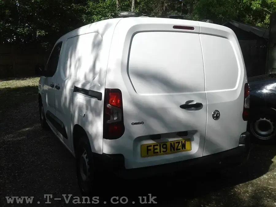 Used Vauxhall Combo Edition 100 HP (73 kW) 2019 White MPV