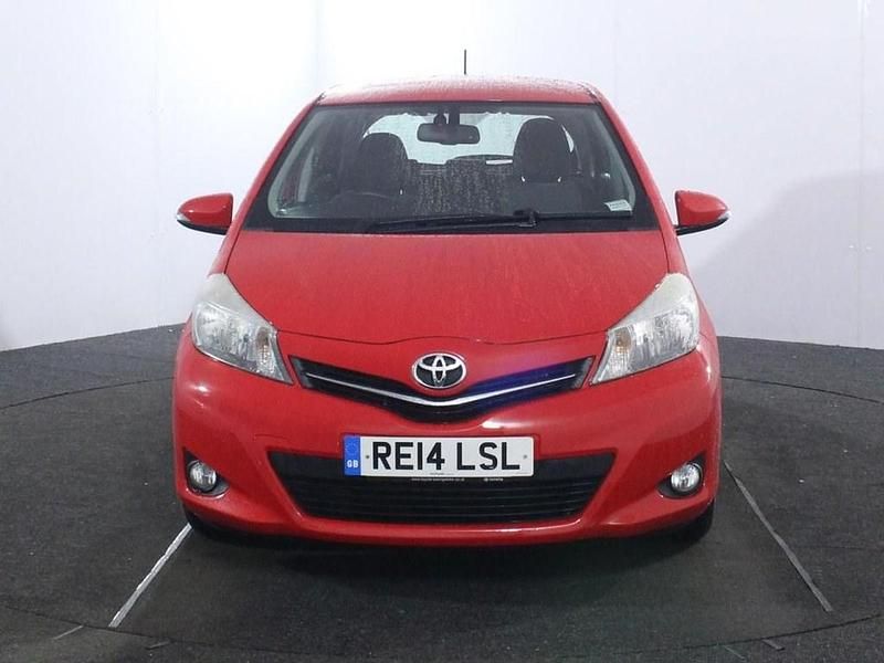 Used Toyota Yaris Plus 69 HP (50 kW) 2014 Red Hatchback