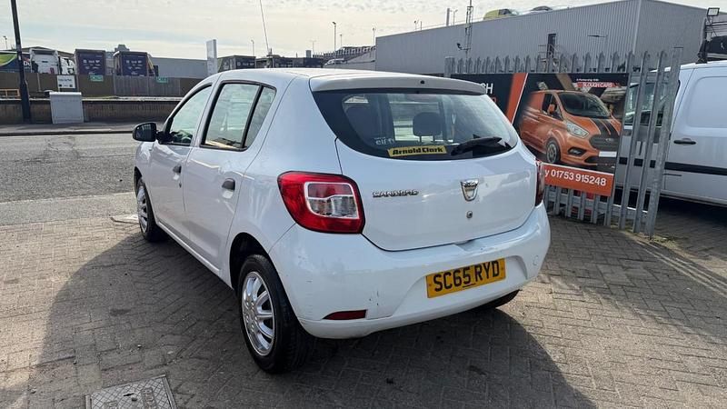 Used Dacia Sandero Ambiance 73 HP (53 kW) 2015 White Hatchback