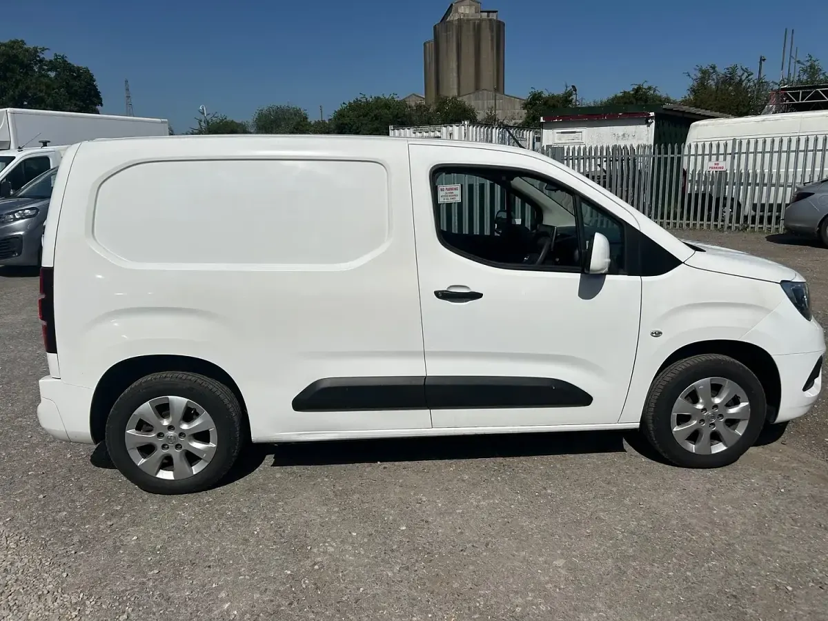 Used Vauxhall Combo 100 HP (73 kW) 2021 White MPV