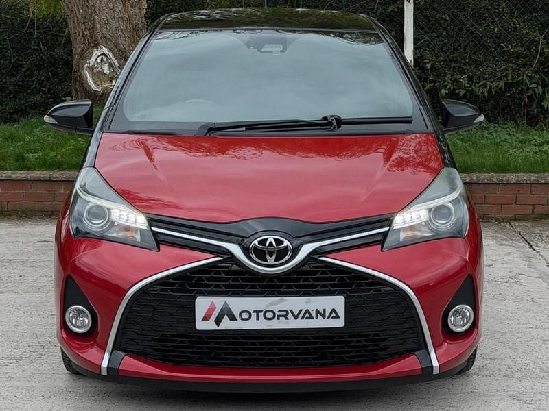 Used Toyota Yaris Design 99 HP (72 kW) 2016 Red/black Hatchback