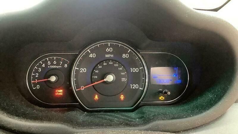 Used Hyundai i10 Classic 85 HP (62 kW) 2013 Red Hatchback