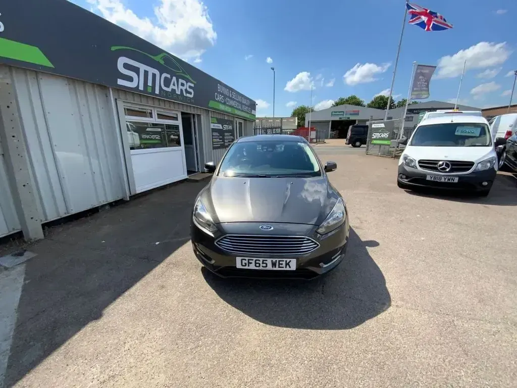 Used Ford Focus Titanium 120 HP (88 kW) 2015 Grey Hatchback