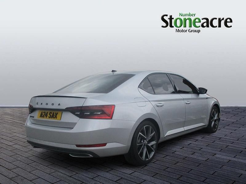 Gebraucht Skoda Superb SportlinePlus 150 PS (110 kW) 2024 Silber Kleinwagen