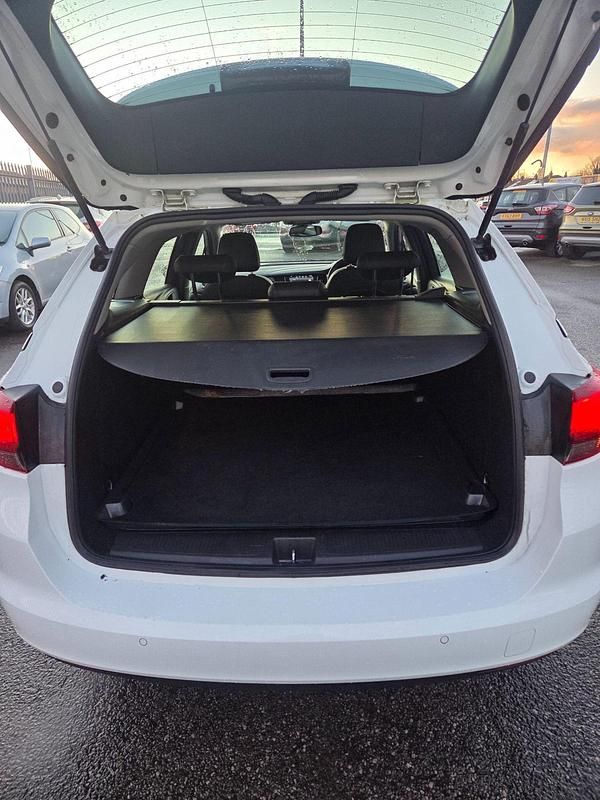 Used Vauxhall Astra Elite 150 HP (110 kW) 2017 White Estate