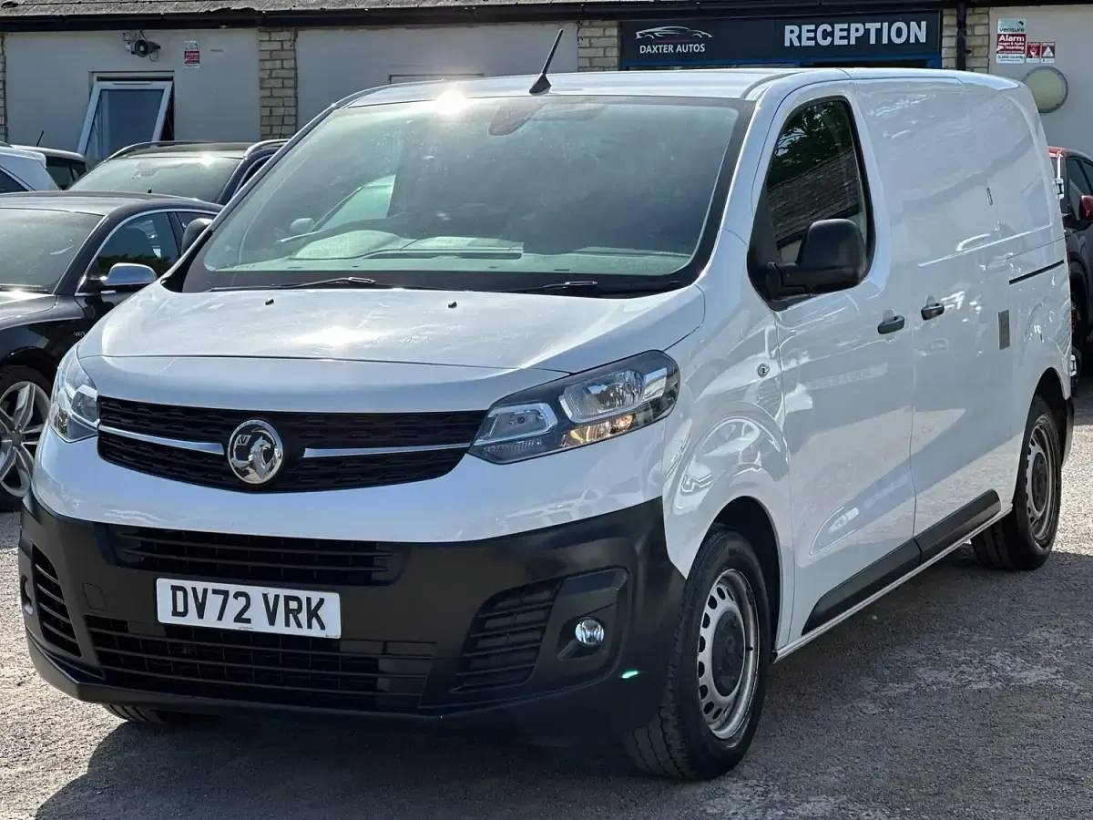 Second-hand Vauxhall Vivaro 100 CP (73 kW) 2022 Alb Monovolum