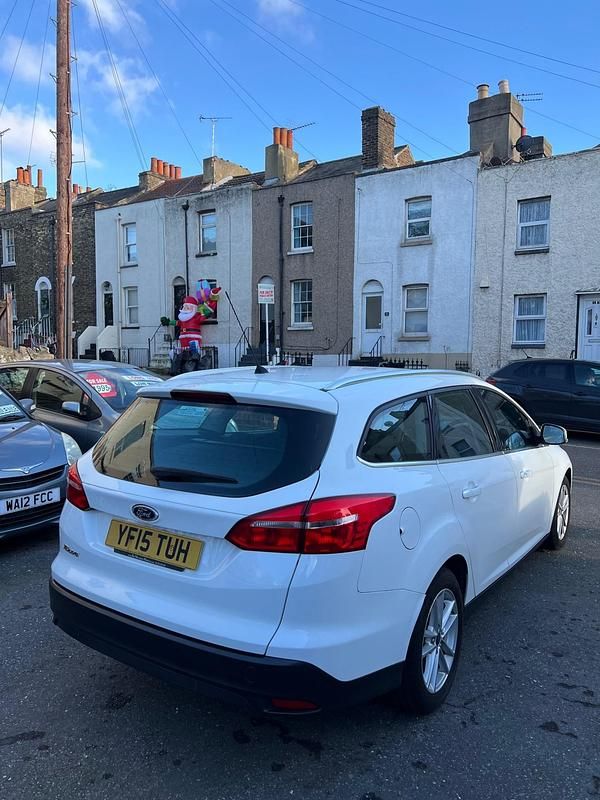 Used Ford Focus Zetec 120 HP (88 kW) 2015 White Estate