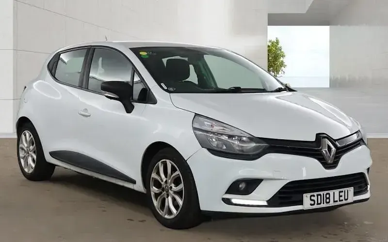 Used Renault Clio Play 90 HP (66 kW) 2018 White Hatchback