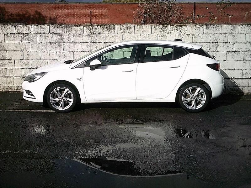 Used Vauxhall Astra SRi 2017 Summit white Hatchback