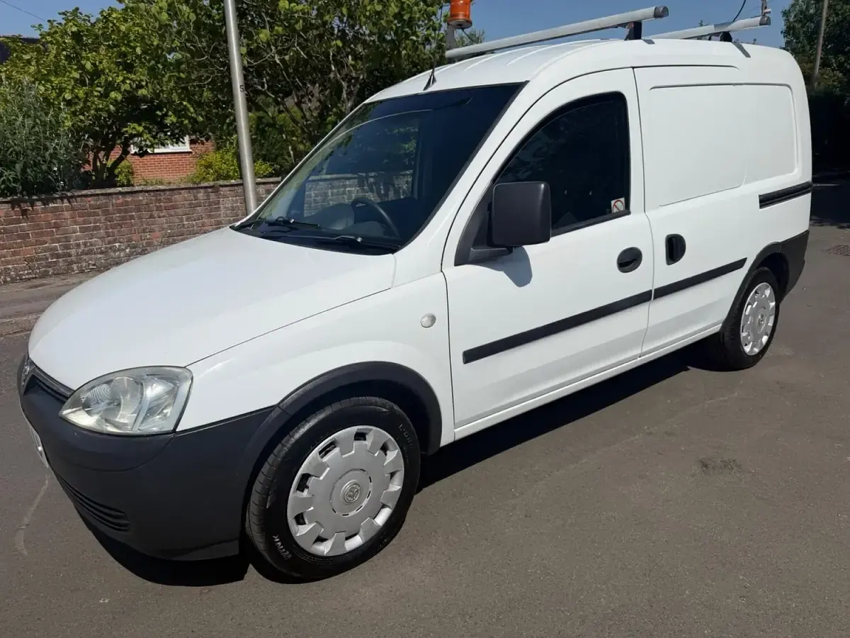 Used Vauxhall Combo 75 HP (55 kW) 2009 White MPV