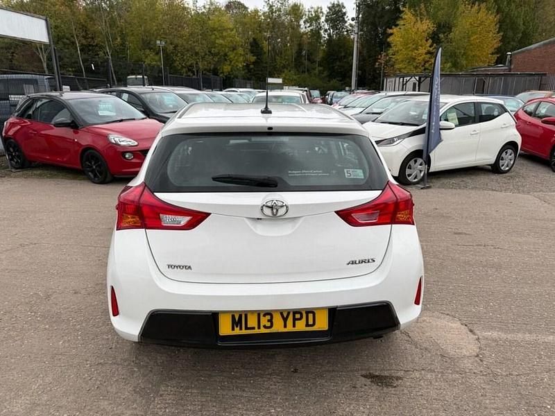 Used Toyota Auris 101 HP (74 kW) 2013 White Hatchback