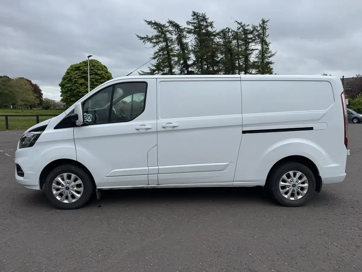 Used Ford Transit Custom Limited 130 HP (95 kW) 2021 White Van