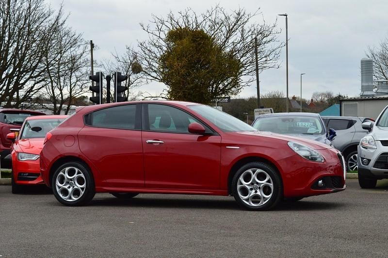 Alfa red Used 2019 Alfa Romeo Giulietta Hatchback | £8,475 (Fair price) - Image 1/4