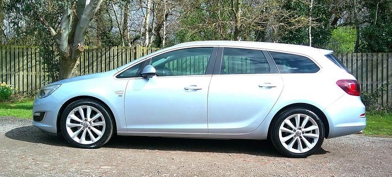 Used Vauxhall Astra Elite 163 HP (119 kW) 2014 Silver Estate