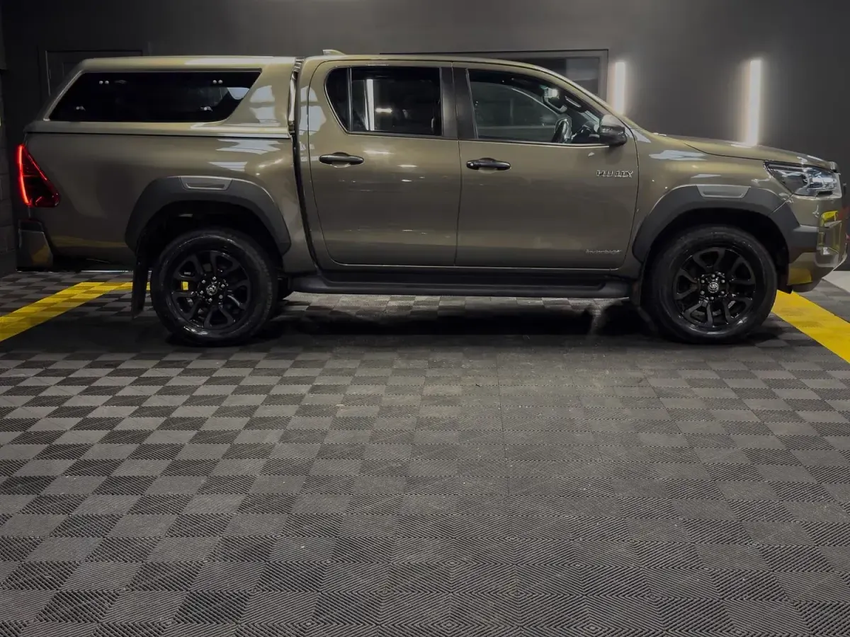 Usado Toyota HiLux 204 HP (150 kW) 2022 Castanho Pickup