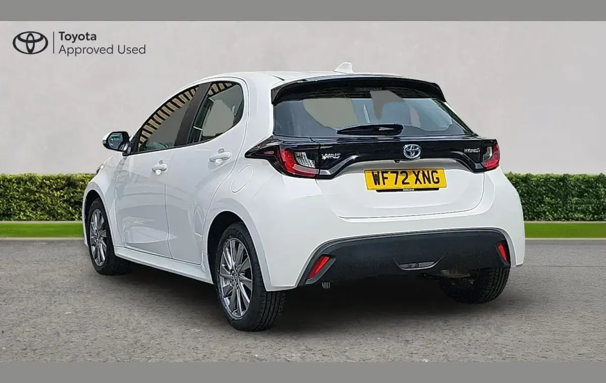Used Toyota Yaris 113 HP (83 kW) 2022 White Hatchback