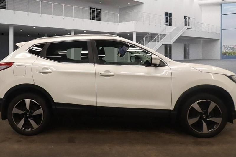 Pure white Used 2016 Nissan Qashqai N-TEC SUV | £8,975 (Good price) - Image 1/1