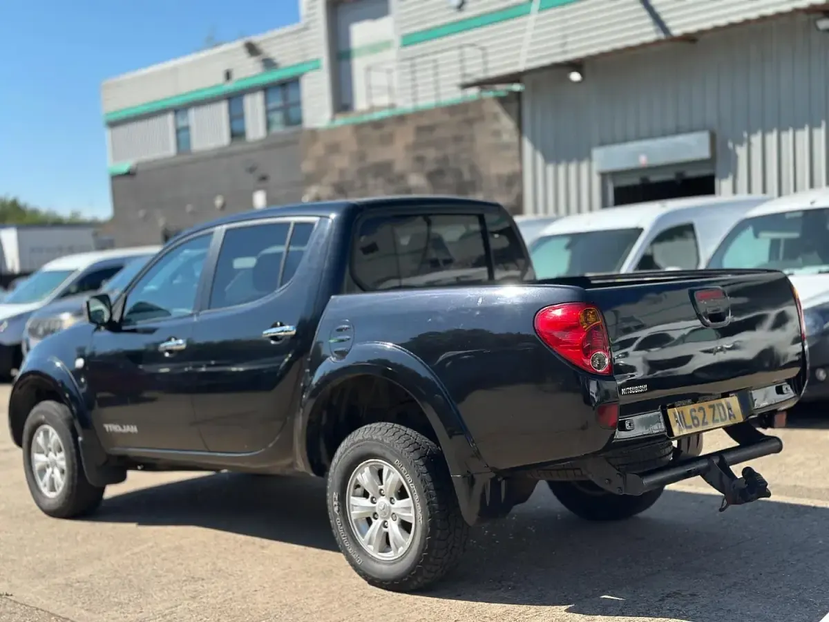 Used Mitsubishi L200 175 HP (128 kW) 2013 Black Pickup