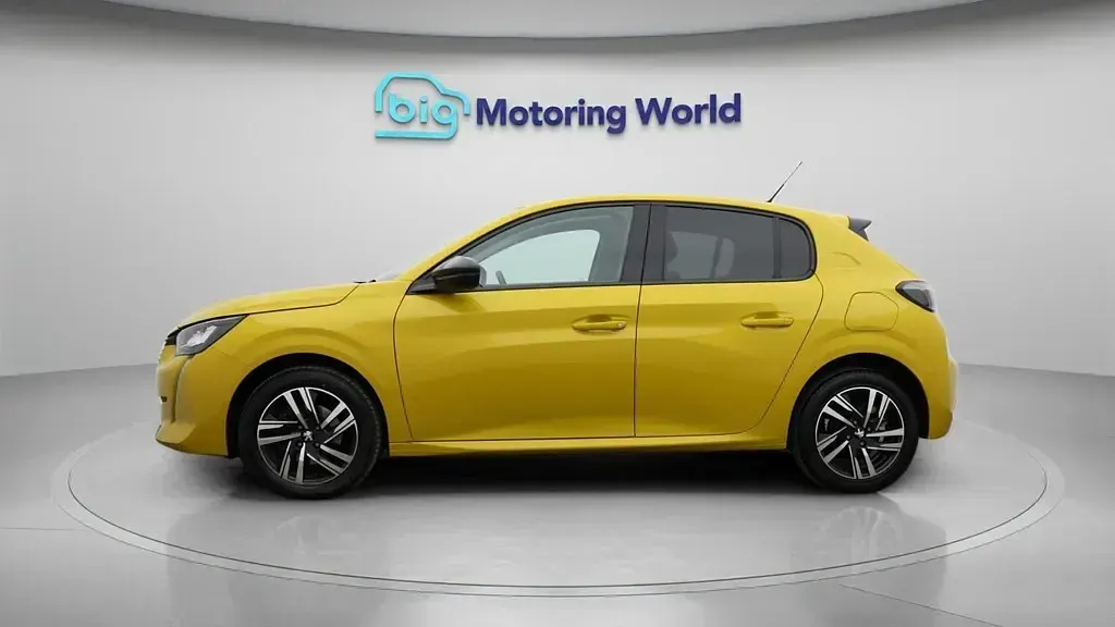 Second-hand Peugeot 208 Allure+ 100 CP (73 kW) 2022 Galben Hatchback