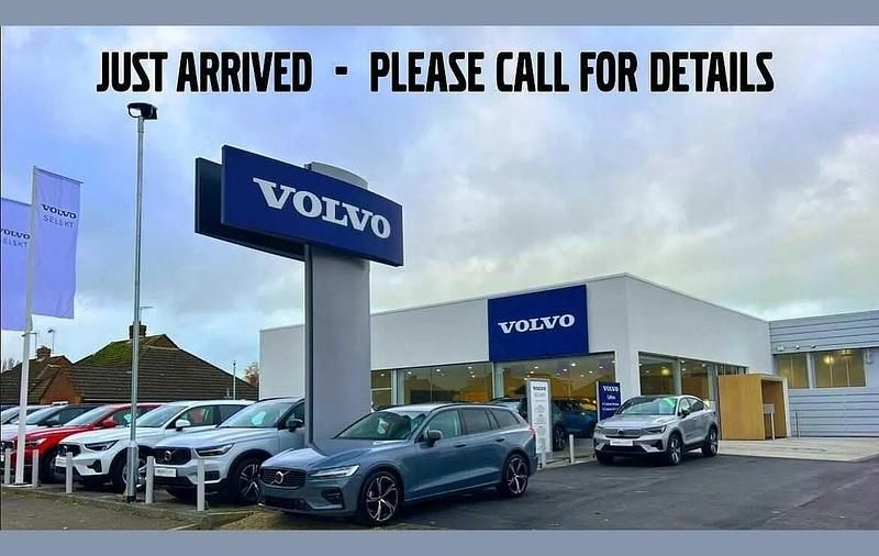 White Used 2021 Volvo V60 Momentum Estate | £22,950 (Good price) - Image 1/4