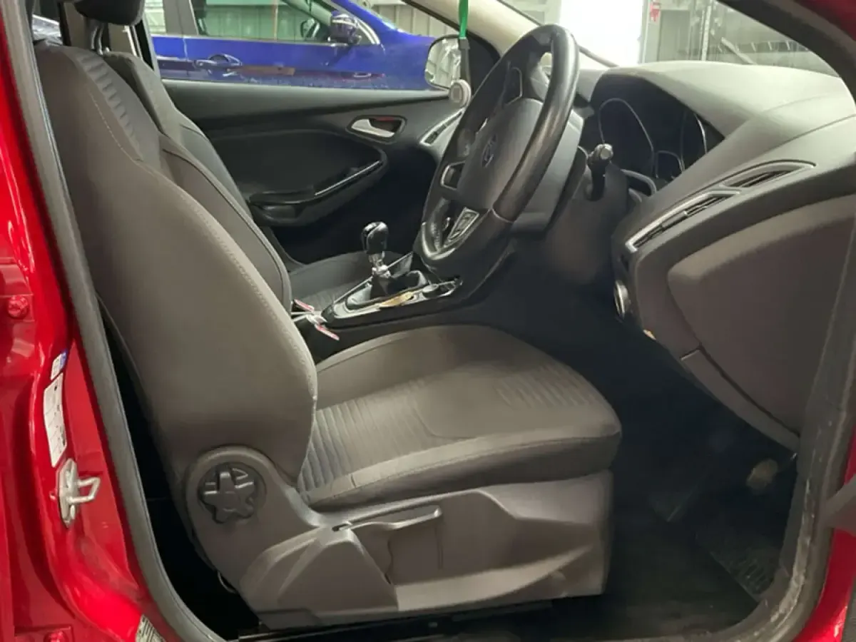 Used Ford Focus Titanium 120 HP (88 kW) 2016 Red Hatchback
