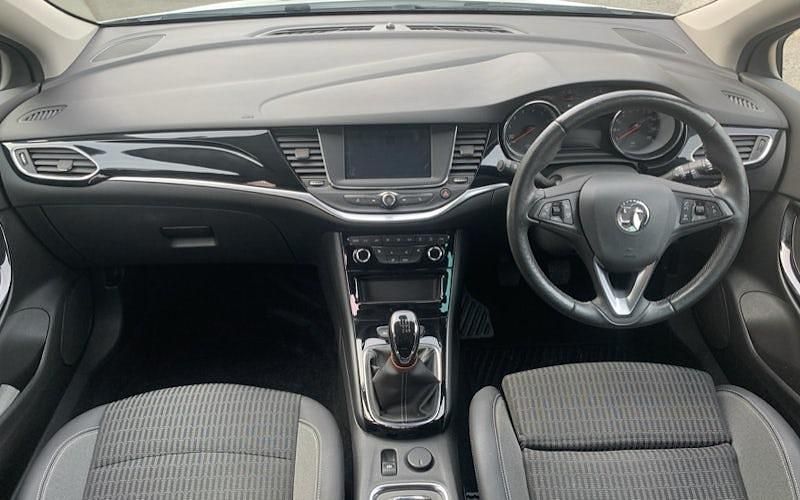 Second-hand Vauxhall Astra Edition 145 CP (106 kW) 2021 Alb Hatchback
