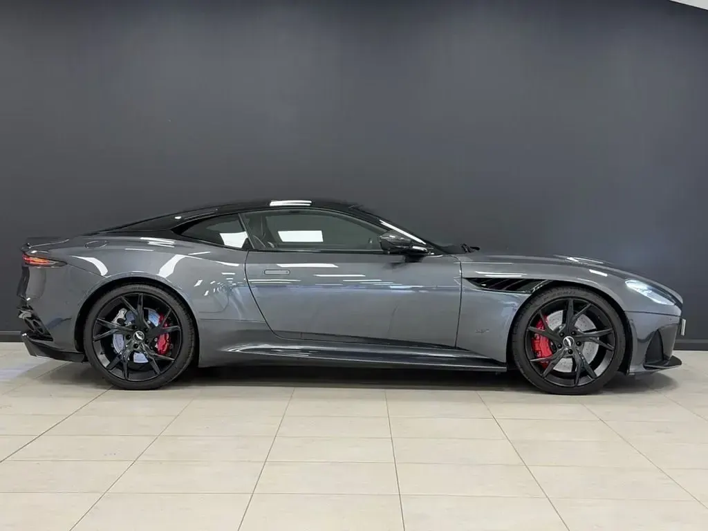 Begagnad Aston Martin DBS 715 HK (525 kW) 2019 Grå Sportkupé