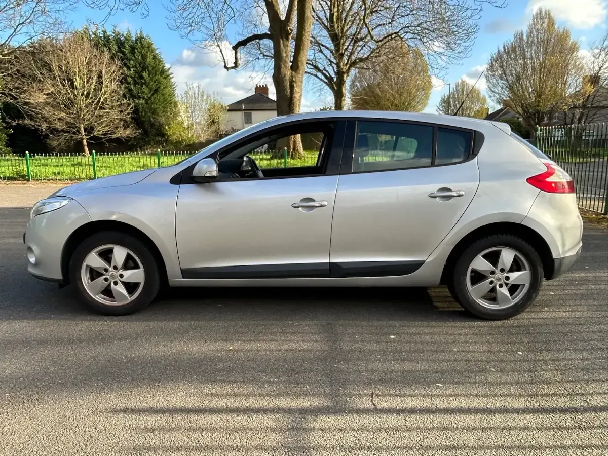 Used Renault Mégane Dynamique 110 HP (80 kW) 2011 Silver Hatchback