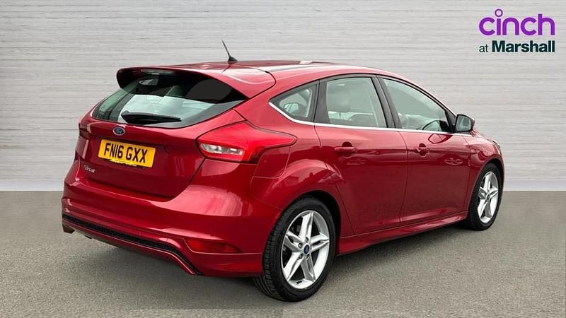 Usado Ford Focus Zetec 120 HP (88 kW) 2016 Vermelho