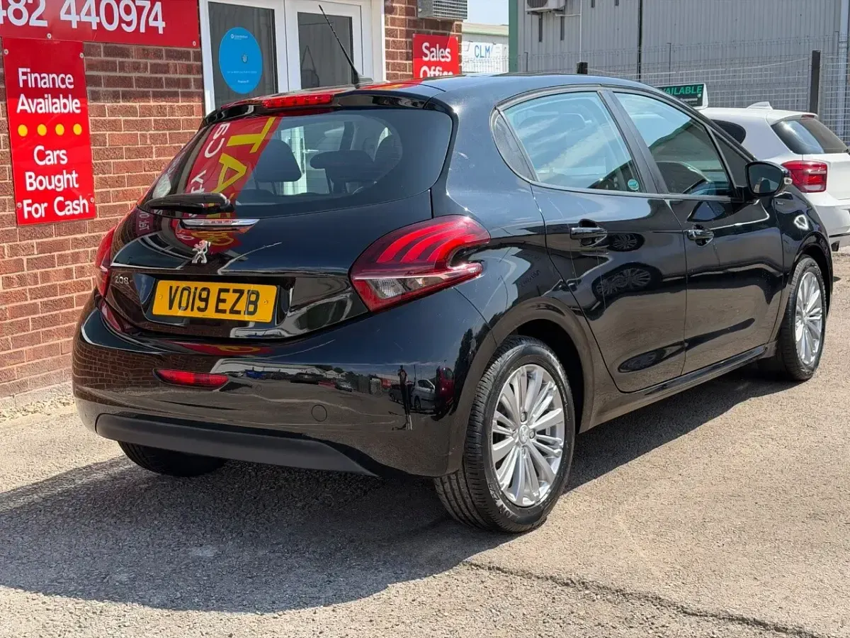 Used Peugeot 208 Signature Sky 82 HP (60 kW) 2019 Black Hatchback