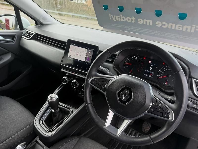 Used Renault Clio V Iconic 90 HP (66 kW) 2022 White Hatchback