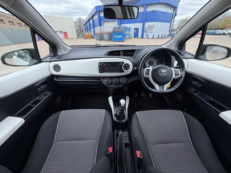 Used Toyota Yaris Trend 99 HP (72 kW) 2013 White Hatchback