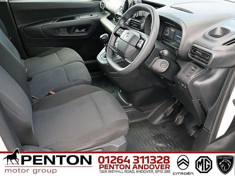 Used Vauxhall Combo S 100 HP (73 kW) 2024 White MPV