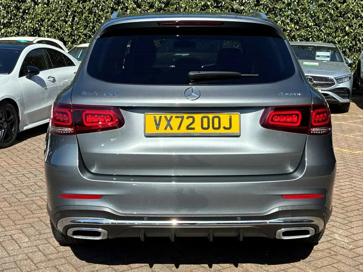 Usado Mercedes GLC300e AMG line 2022 Gris Familiar
