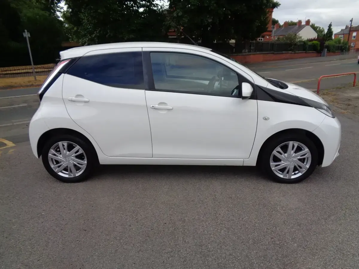 Used Toyota Aygo x-press 2015 White Hatchback