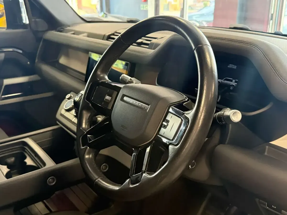 Used Land Rover Defender SE 200 HP (147 kW) 2020 Black SUV