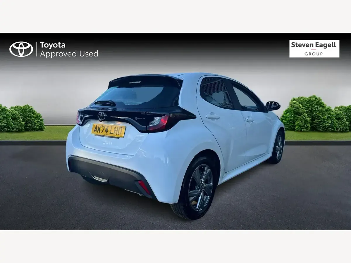 Used Toyota Yaris 116 HP (85 kW) 2025 White Hatchback