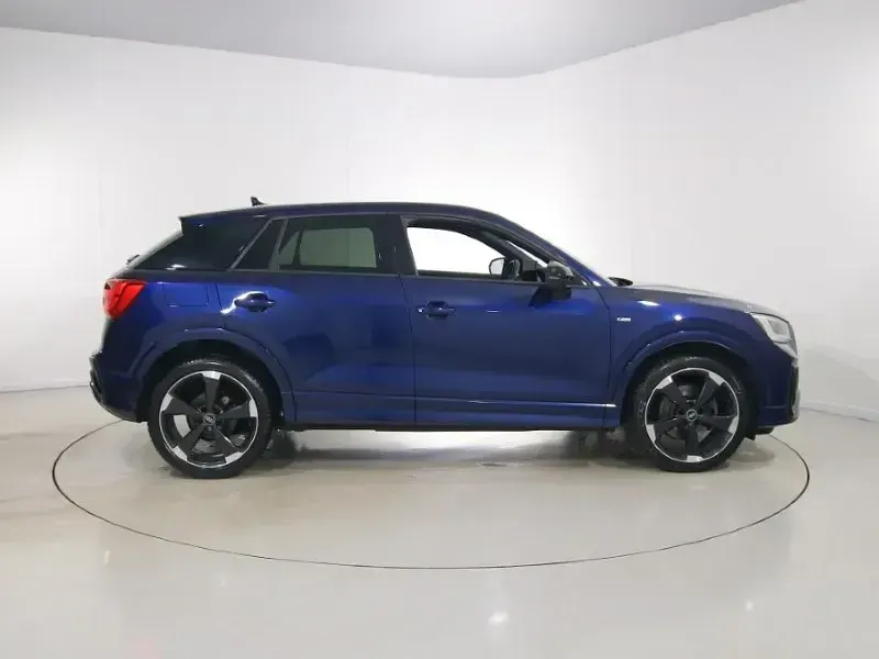 Begagnad Audi Q2 Black Edition 150 HK (110 kW) 2024 Blå SUV