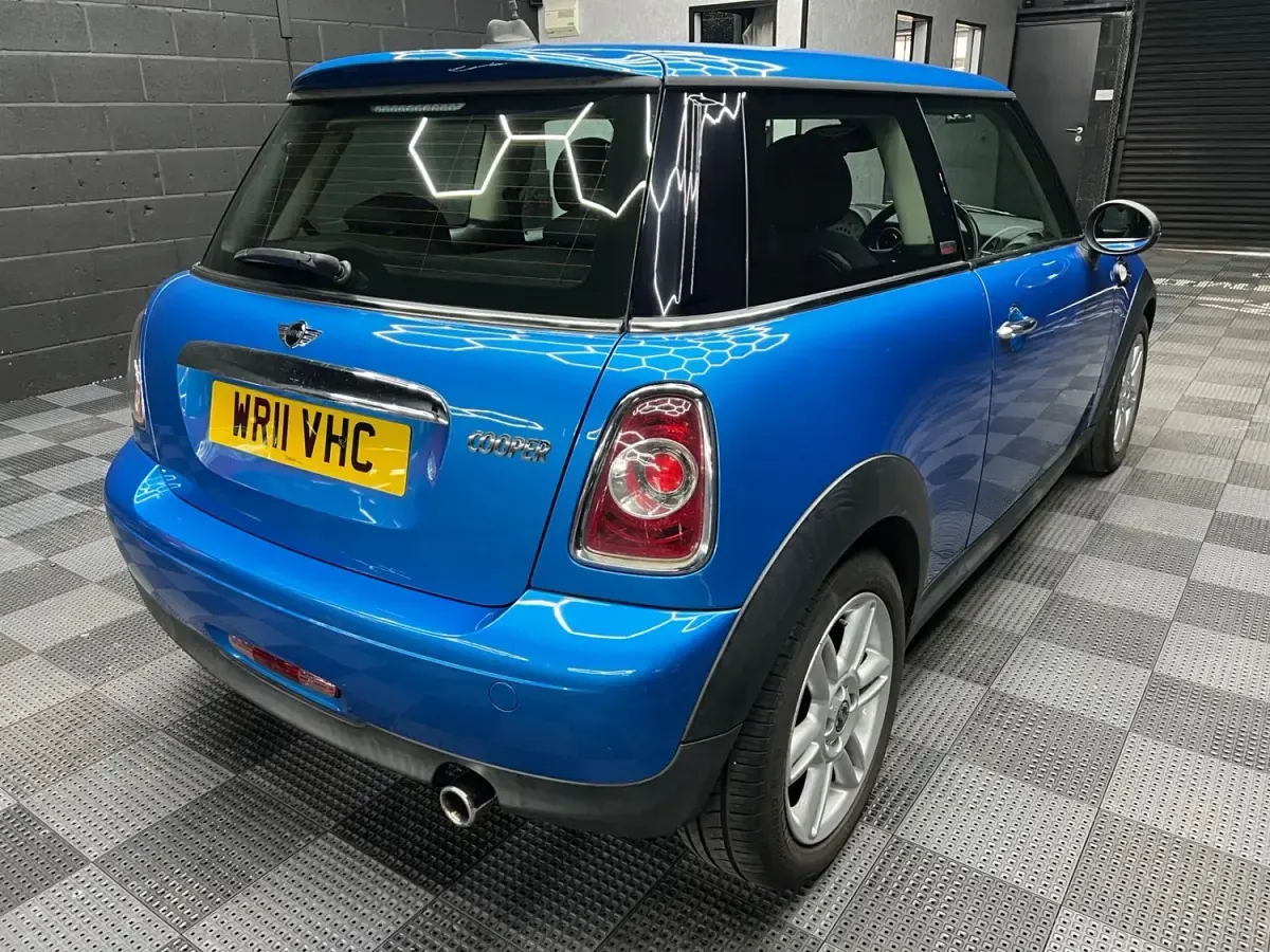 Usado Mini Cooper Hatch 122 CV (89 kW) 2011 Azul Utilitario