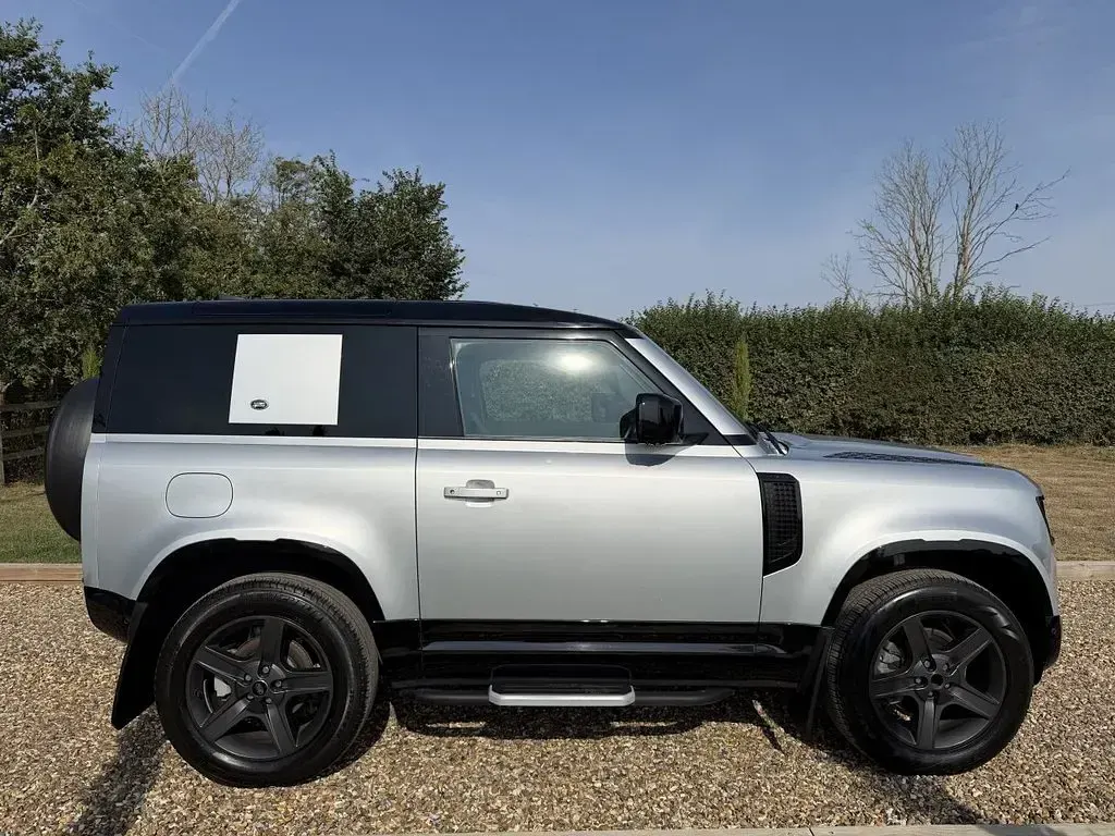 Used Land Rover Defender SE Dynamic 250 HP (183 kW) 2022 Silver SUV